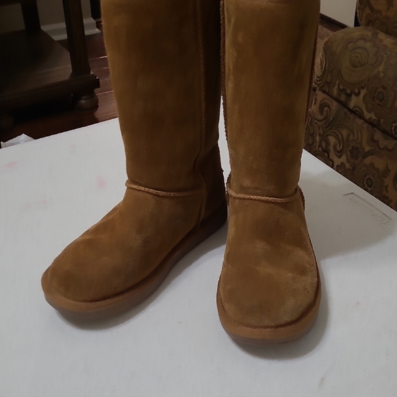 Koolaburra Tan Suede Boots Size 4 - Picture 1 of 12